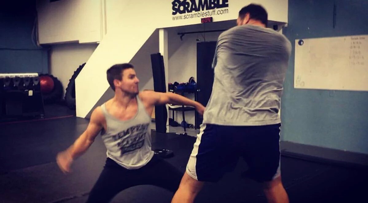 TodoArrow's tweet photo. Foto de Stephen en pleno entrenamiento.
#Arrow #Brazaco #Mmm https://t.co/lu3zckmXl3