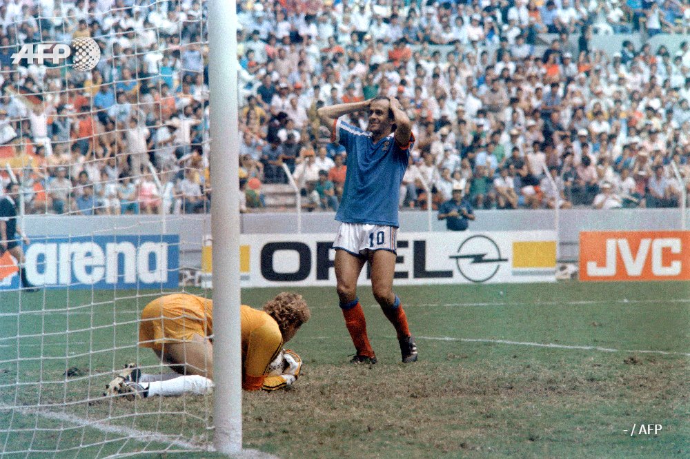 afpfr's tweet photo. #Euro2016 Après les éliminations de 1982, 1985 & 2014, la #FRA prend enfin sa revanche face à la #GER #AFP https://t.co/FyTlIgr5WD