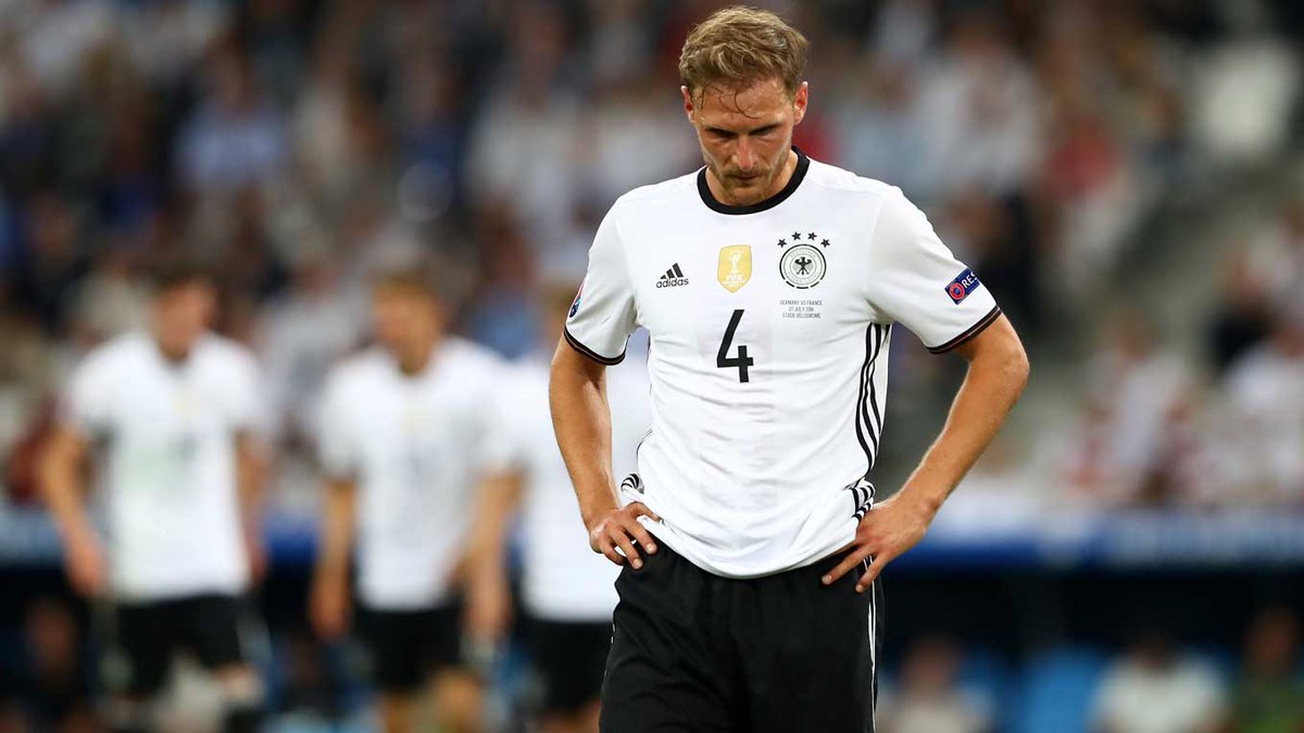 DFB_Team's tweet photo. Kopf hoch, Jungs! #JederFuerJeden #EURO2016 https://t.co/TXg15nZYrn