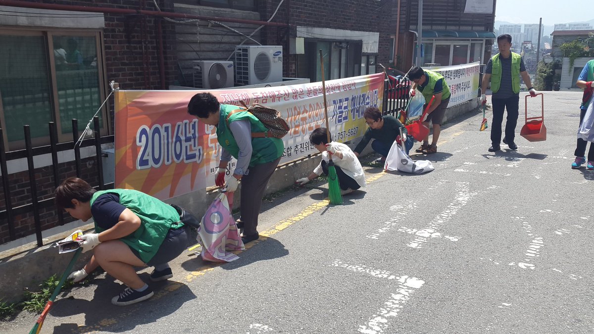 #성남시 #태평4동 
시민대청소 날입니다. 폭염주의보보다 깨끗한 태평4동 만들기가 우선인 아름다운 분들입니다
도로변 잡초제거까지 싹~^^