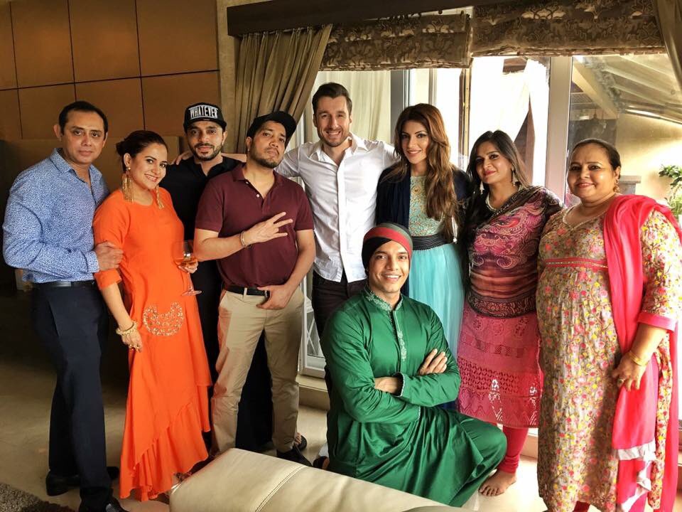 RizwannSikander's tweet photo. Ok so here's the better one from yesterday, pose with family @shamasikander @JamesDMilliron @MikaSingh &amp; #Sikanders https://t.co/S6uL3pmCA7