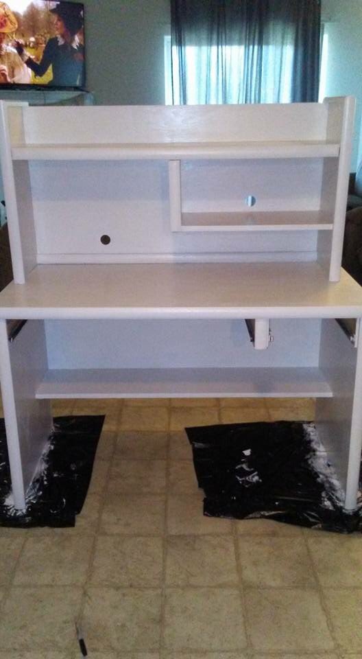miabea_'s tweet photo. My love picked up, sanded and painted my new desk! https://t.co/lAGXHXu6He
