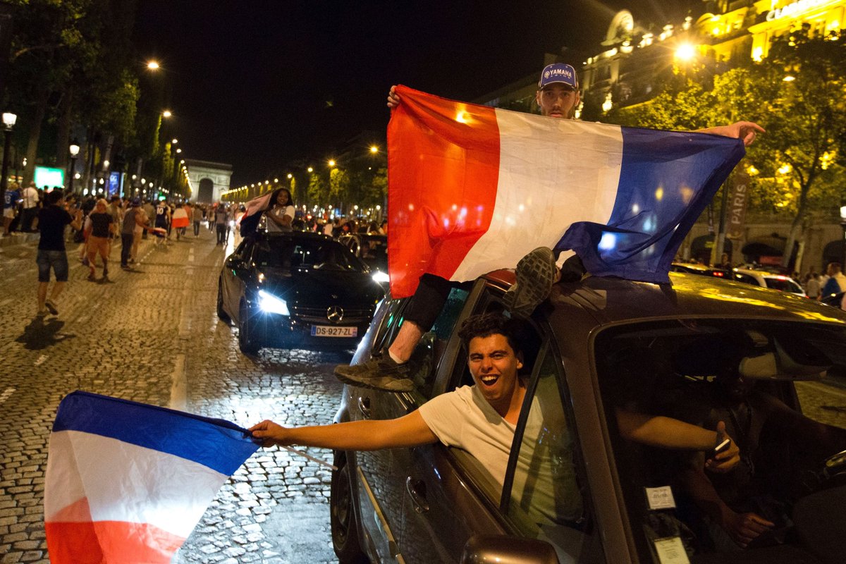 EURO2024FRA's tweet photo. #EURO2016 Les Bleus ont mis la 🇫🇷 dans la rue ce soir ! https://t.co/ddpDYzwpe9