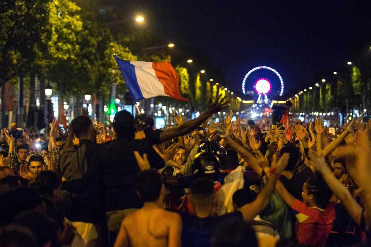 EURO2024FRA's tweet photo. #EURO2016 Les Bleus ont mis la 🇫🇷 dans la rue ce soir ! https://t.co/ddpDYzwpe9