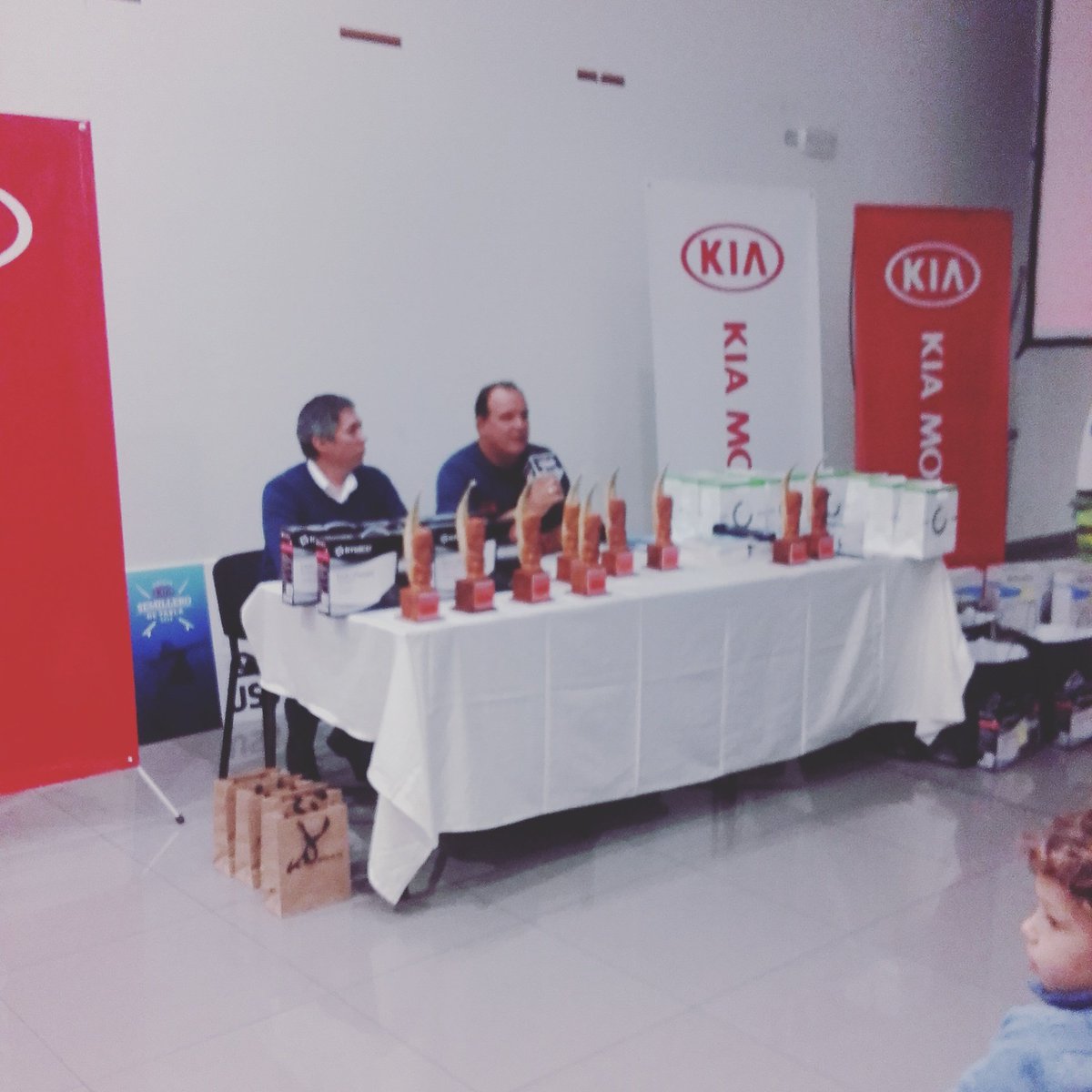 KiaPeruOficial's tweet photo. "Hay futuro en la tabla" Palabras de Roberto Meza en la premiación del #SemilleroKia 2016 @OLASPERUnews  #KiaFan https://t.co/4ykHzh8AcV