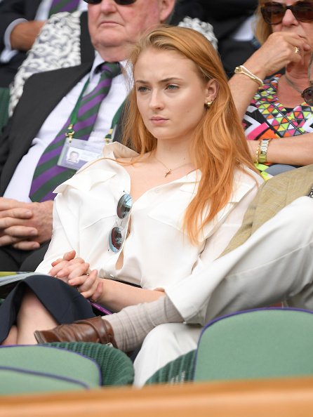 Gameofthronesjp Twitterissa ウィンブルドンでセリーナ ウィリアムズvsエレーナ ベスニナ戦を観戦するソフィー ターナー T Co Hevdznkyku