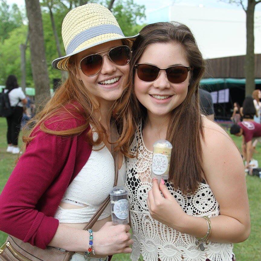 popsbyhaley's tweet photo. #tbt to that #sweetlife2016! #popsbyhaley https://t.co/tsjKctU45z