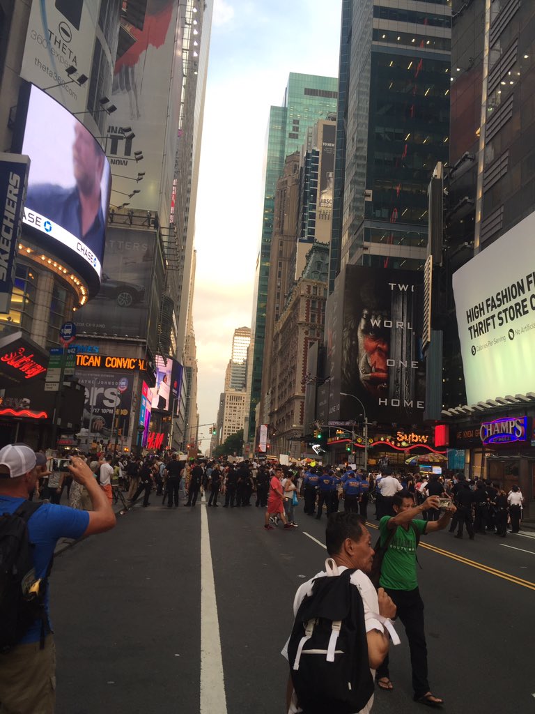 AyanaHarry's tweet photo. #TimesSquare shut down by protestors supporting #PhilandoCastile and #AltonSterling families @PIX11News #nyc https://t.co/FKnGxGesMA