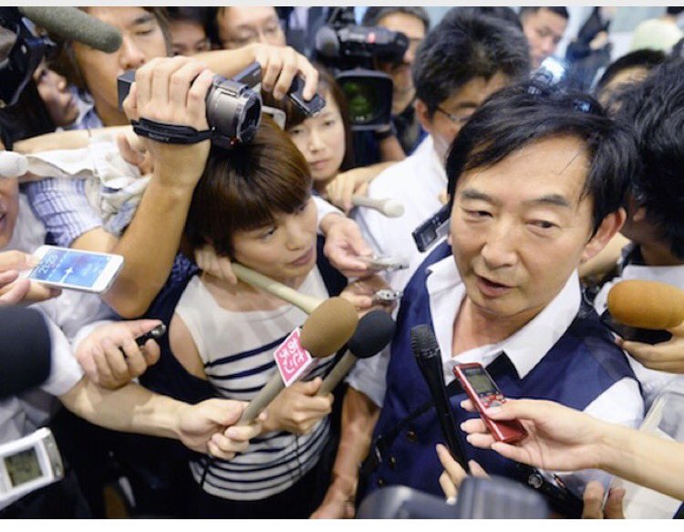 都知事選立候補で記者に囲まれる石田純一さんが椎名林檎さんのあのアルバムジャケットに酷似している件 Togetter