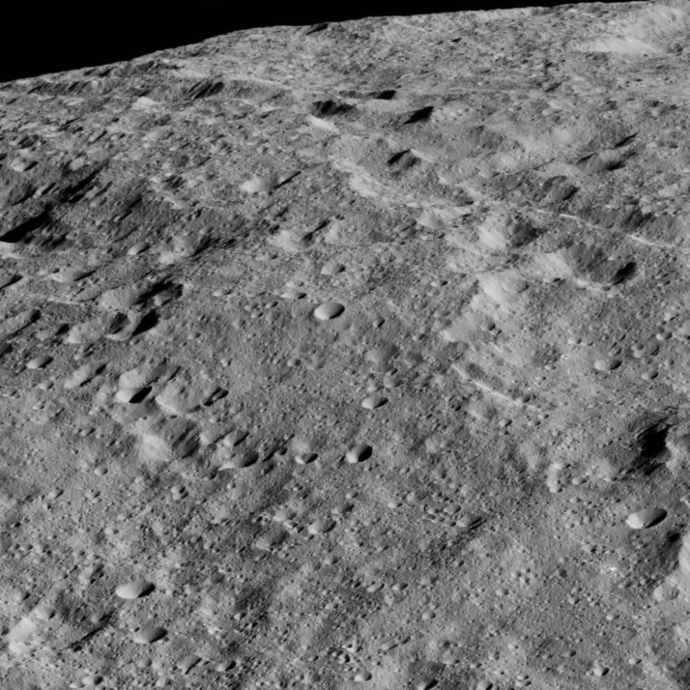 The Ice of Ceres Tell Us About Its Changing Tilt | IFLScience, image size:1000x1000