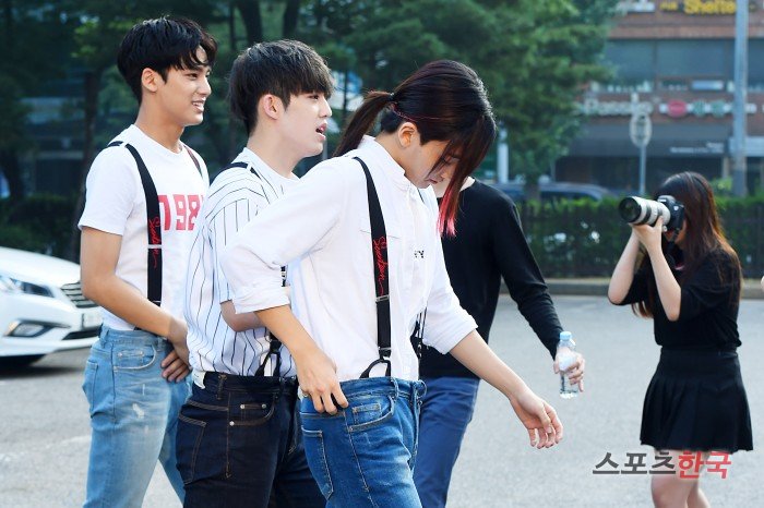 its17forums's tweet photo. [PHOTO] 160708 Seventeen Mingyu Scoups Jeonghan Jun heading to KBS Music Bank
#세븐틴 #아주NICE
https://t.co/wg6sK1a0mJ https://t.co/wQ16vu3G8x