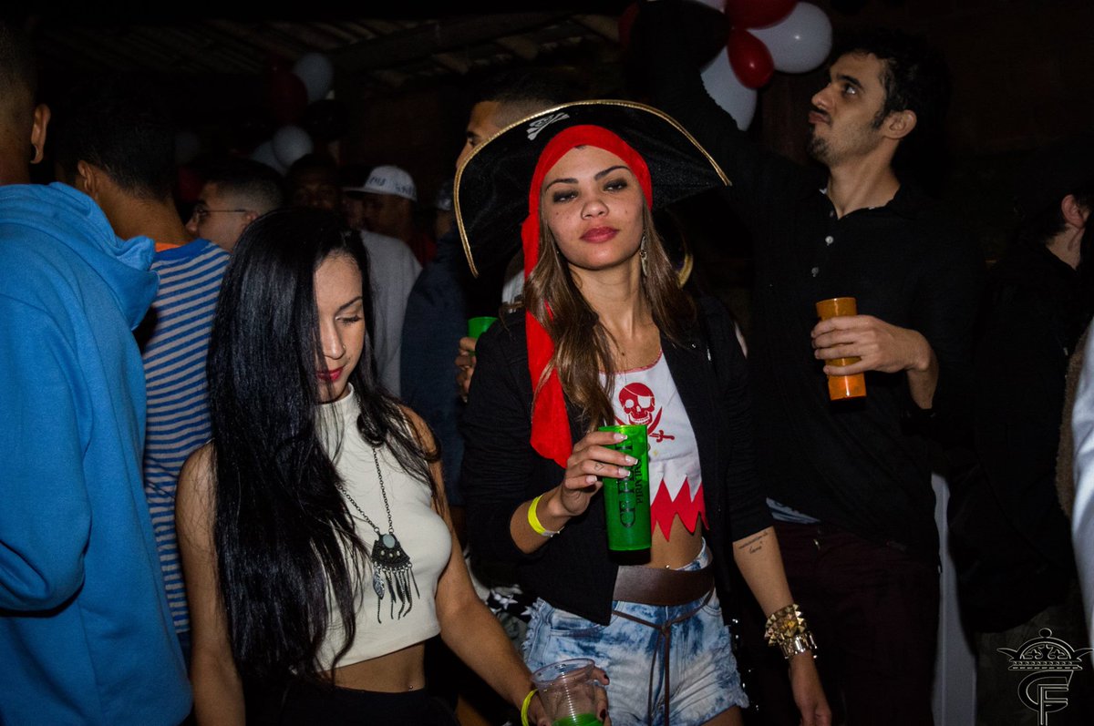 cf_fest's tweet photo. @_Amandabarcelos @angelicasouzas_ acho que foi tequila, na outra foto já ta ate sem casaco e indo ate o chão kkkkkkk https://t.co/pr8djXXYH4