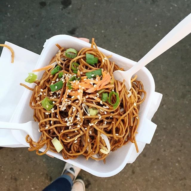 vegansvancouver's tweet photo. VEGGIE CHOW MEIN 🍜😍 : @jaymidaily | 📍: @richmondnightmarket https://t.co/VFEzyzsXIr