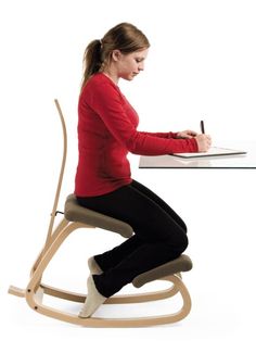 OfficeDeskFit's tweet photo. Sitting is obsolete. Try kneeling. The open-hip angle encourages a healthy s-curve. https://t.co/pXX6K6cdfh https://t.co/zFZBtHpP57