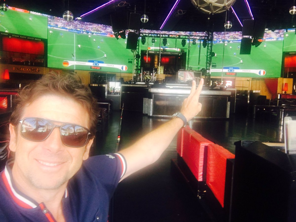PatrickBruel's tweet photo. On a tellement vibré ici à Vegas
Cette @equipedefrance est magnifique !!!
Merci à tous !
#toutlemondederrierevous https://t.co/DYM980NURc