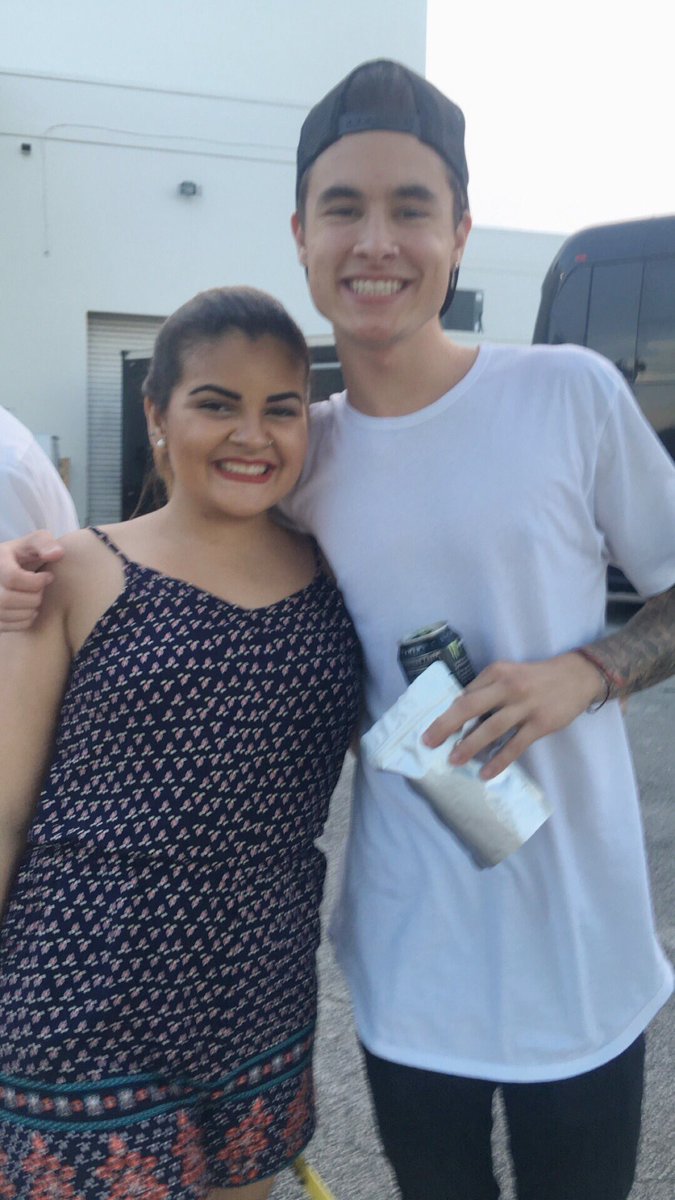 KianLawleyTeam's tweet image. Kian with fans today.

Vote for Kian by tweeting:
#ChoiceYouTuber @KianLawley