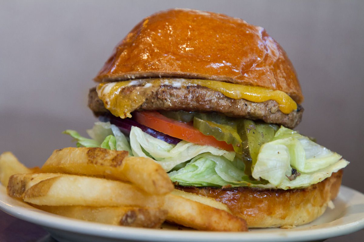 CodysCafeSB's tweet photo. The perfect cheeseburger and fries
#cheeseburgerandfries #friedgoodness #frenchfries #ketchup #goleta #codyscafe https://t.co/AY2GurMzqw