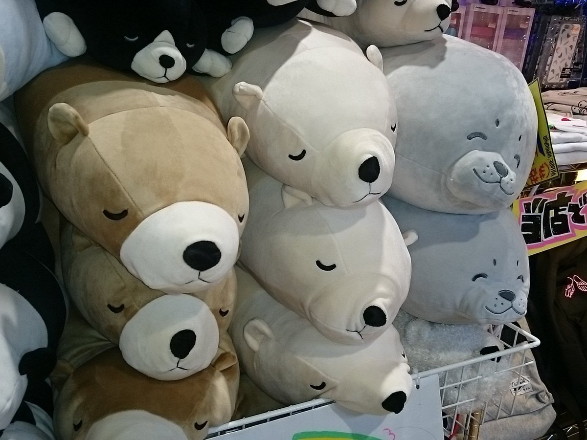 ヴィレッジヴァンガードイオン大阪ドーム در توییتر ねむねむ入荷 左からいつかのたぬぴよラジオで吉河順央さんの足元にいたクマ でんぱ組の最上もがさんが妹さんからプレゼントされたシロクマ ステマでお馴染み 柚餅子みこさんのざら氏