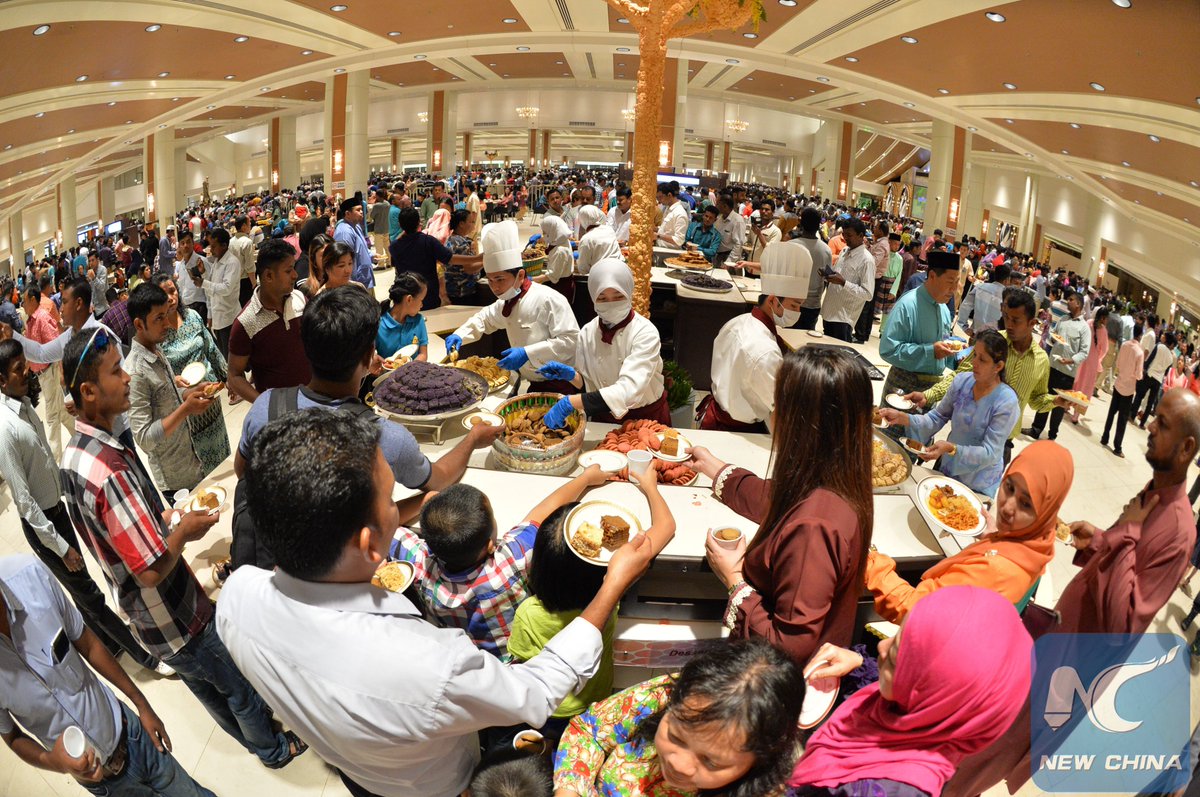 Brunei royal family opens palace to public to celebrate annual Hari Raya Aidil Fitri festival | Scoopnest.com