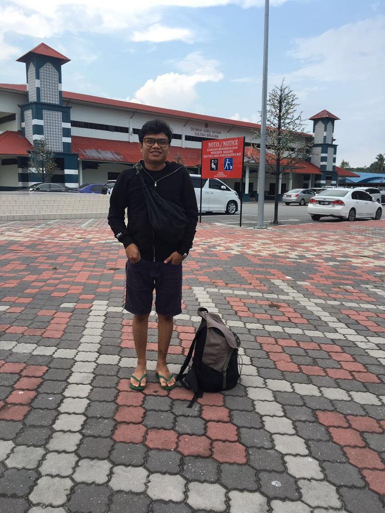 ahmadsyauqiPO's tweet photo. Lelaki Packing Barang Dengan Perempuan Packing Barang.. https://t.co/ofDg1Z7ZFa