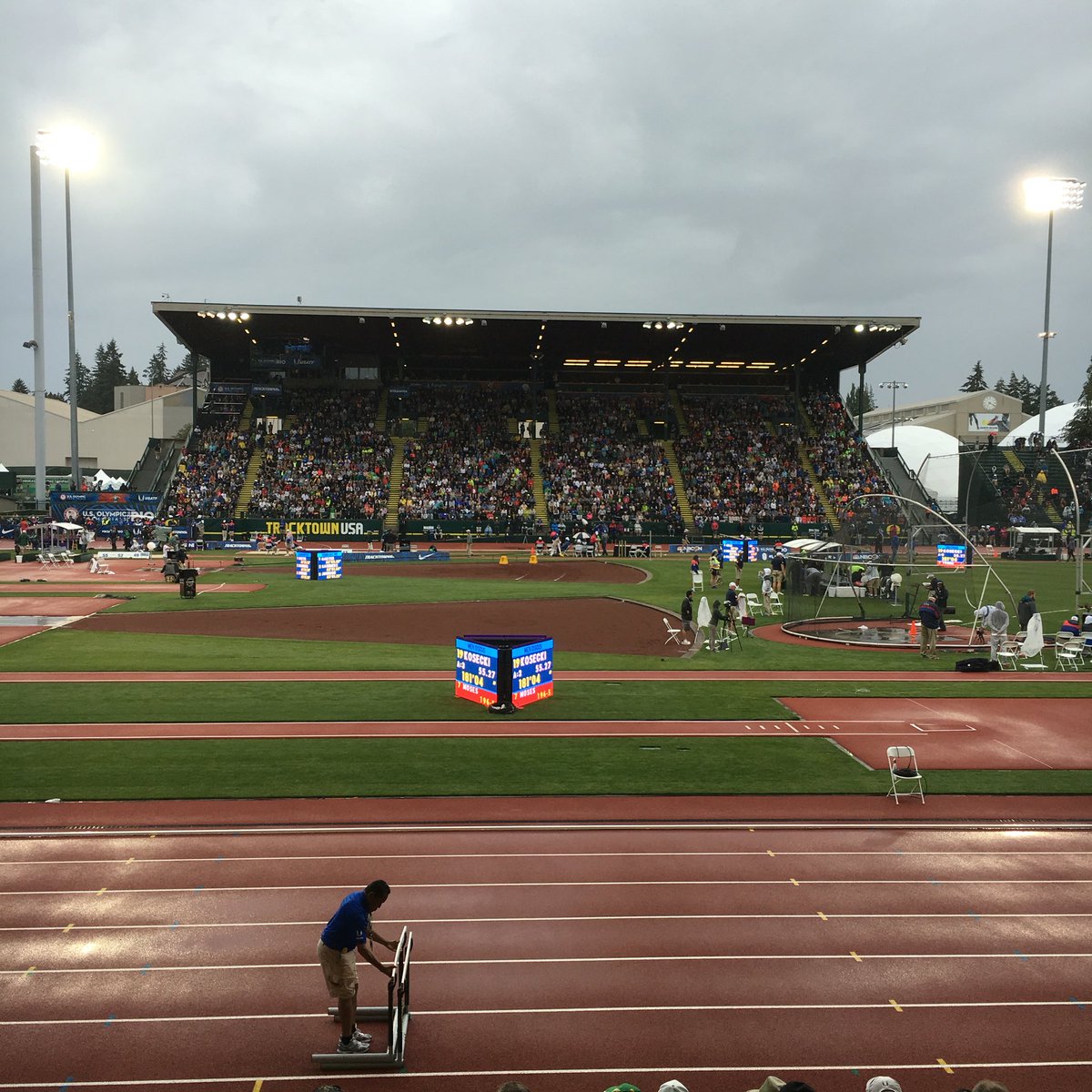 Thursday night lights! It's about to go down!! <a href="/aishapraught/">Aisha Praught Leer</a> <a href="/william_leer/">Will Leer</a> #roadtorio #usatf #olympictrials #1500m