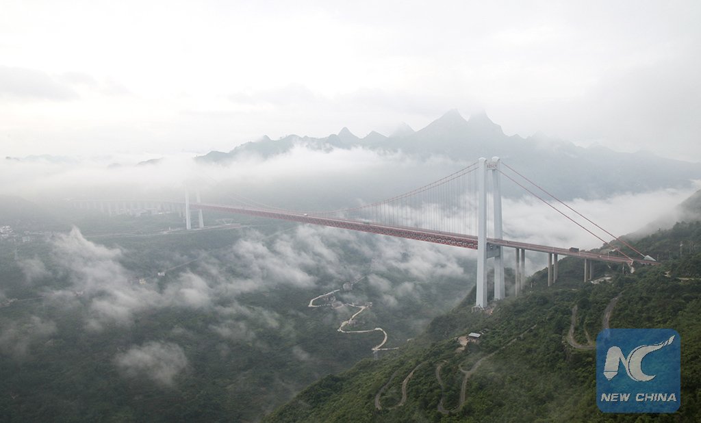 XHNews's tweet image. Baling River Bridge in SW China&apos;s #Guizhou &quot;floats&quot; amid mist