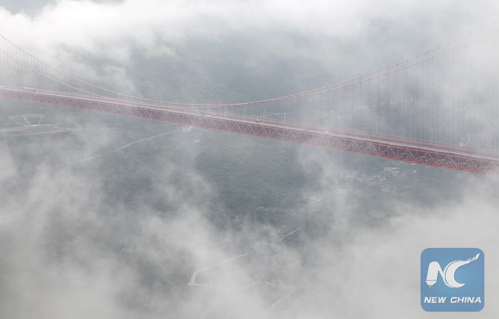 XHNews's tweet image. Baling River Bridge in SW China&apos;s #Guizhou &quot;floats&quot; amid mist