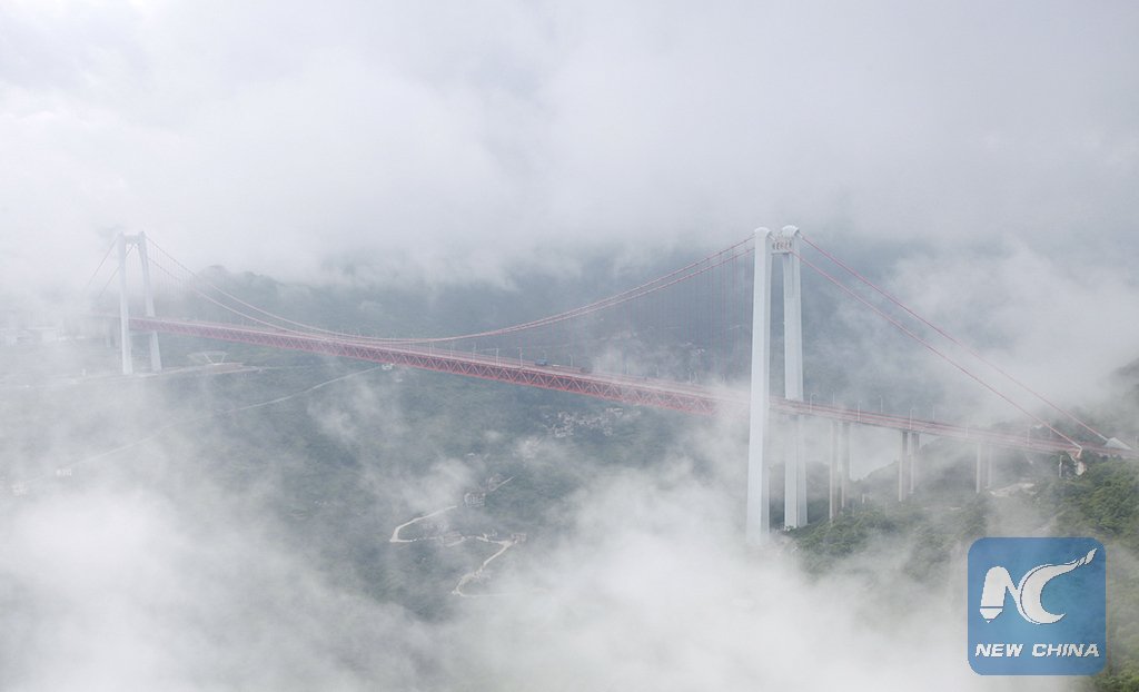 XHNews's tweet image. Baling River Bridge in SW China&apos;s #Guizhou &quot;floats&quot; amid mist