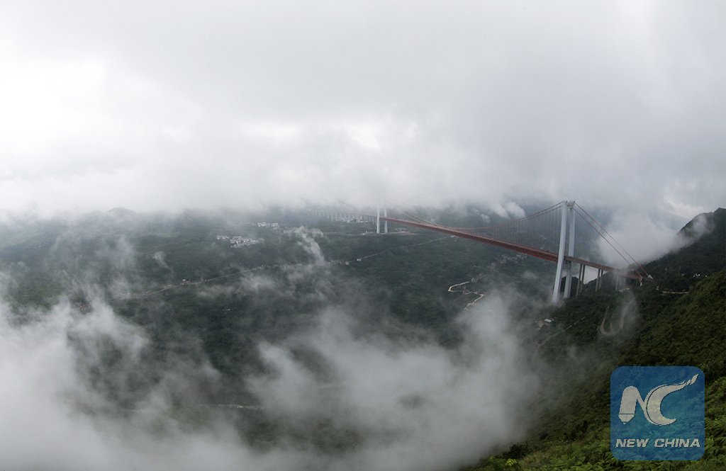 XHNews's tweet image. Baling River Bridge in SW China&apos;s #Guizhou &quot;floats&quot; amid mist