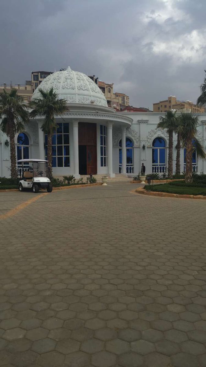 الحياة بسيطة ..
لكننا نُصر على تعقيدها

Life is really simple, but we insist on making it complicated