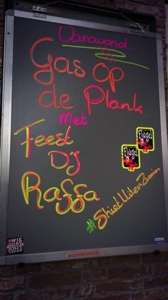 Vanavond weer plank gas, met Feest DJ Raffa! Laat de #Flügel maar glijden die staan weer ijskoud!