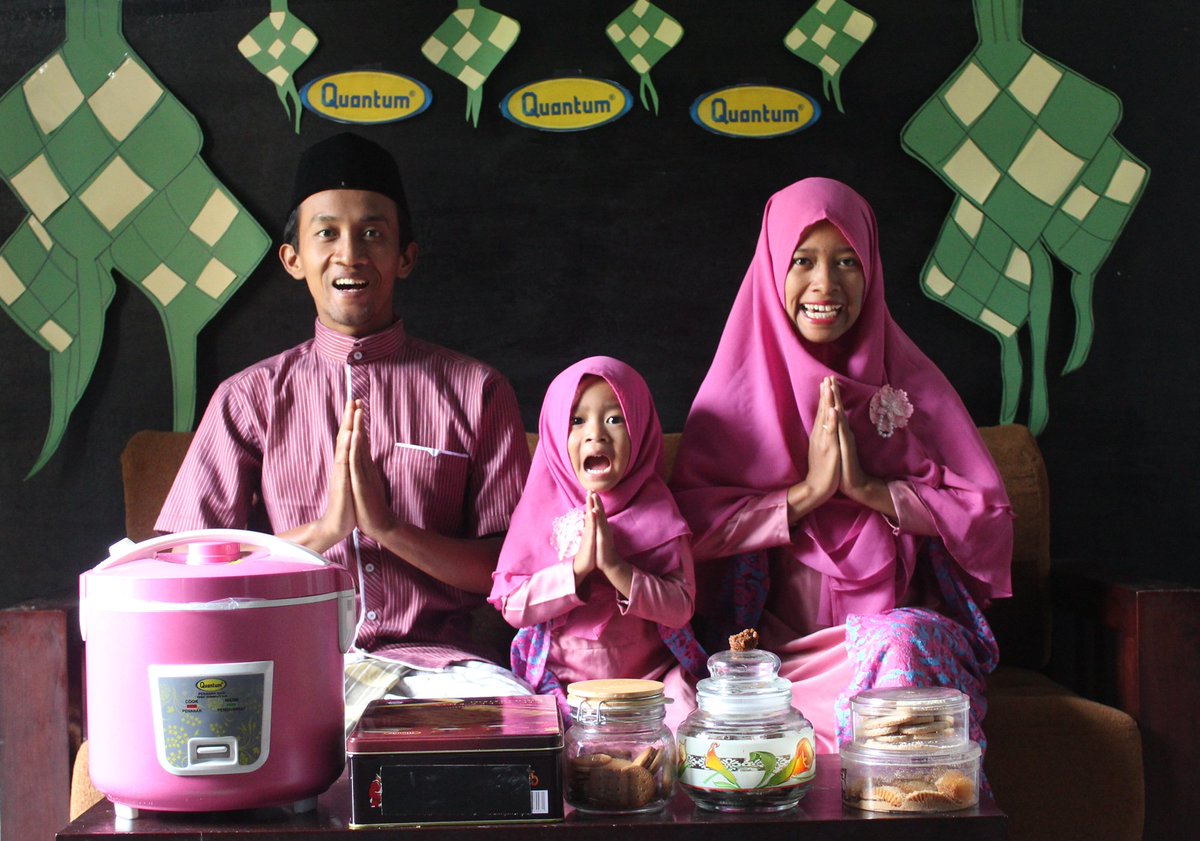Han_t4's tweet photo. Lebaran brsama kel kecilku #LebaranBersamaQuantum @man_jazy @safiaa99 @ike_luxy @damar621 @riedwn @Quantum_IND https://t.co/VSiqRrmCrM
