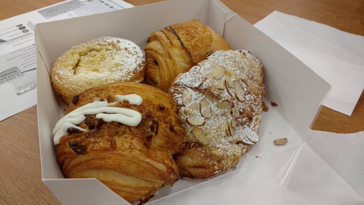 KursmanKorner's tweet photo. @allysoncwhite brought us BREAKFAST!!! #nomnomnom @BRMSREADING #lcpsri2016 https://t.co/91oTZTWjTF