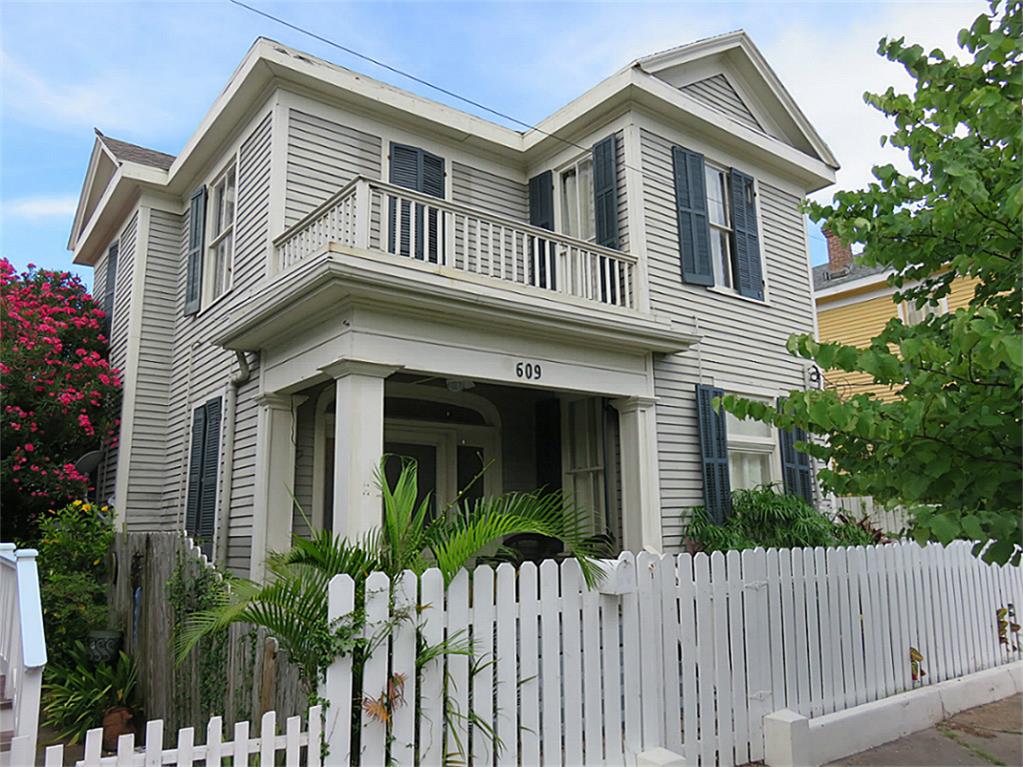 TalkToTomHouse's tweet image. 609 16th in #Galveston is an updated Victorian #beauty with a great #kitchen, #doublegalleries, and lots of charm.