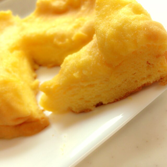 fu_mi_ri's tweet photo. ⁑半熟カステラ
膨らみすぎてオーブンに引っかかって上の部分剥がれた…笑
上下どっちの段で焼くのがいいんだろ🤔 https://t.co/Apu7OtuyEX
