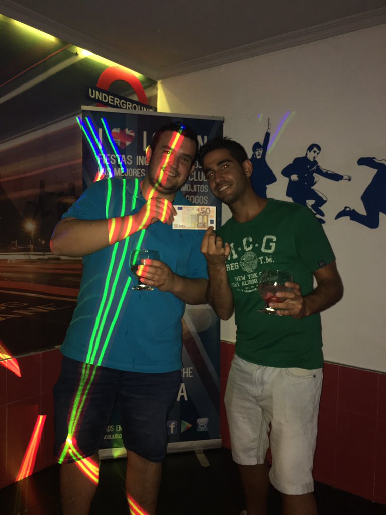 LondonGuijuelo's tweet photo. Campeones del Beer pong de anoche 
#Jueves https://t.co/4VzYQorb02