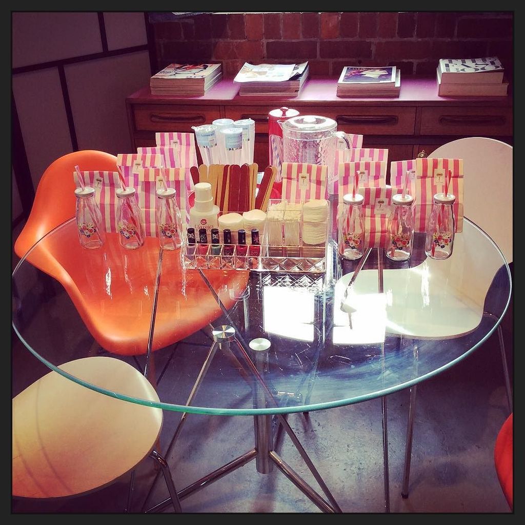 PeekaBooPinUp's tweet image. Sweeties for our hens! #treats #vintagesweets #peekaboo #peekaboophotography #peekaboopinup #henparty #wannaeatthem…