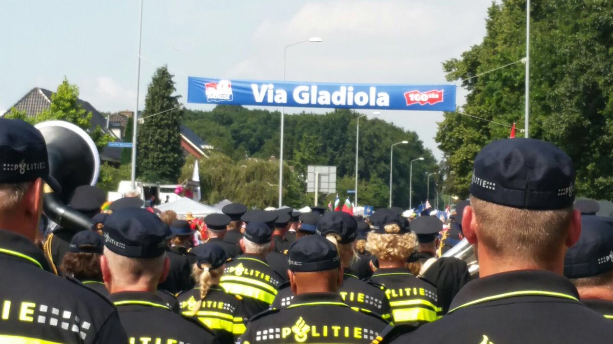WA_Buytenwegh's tweet photo. En daar gaan ze 👍👮🏻😃
#4DaagsevanNijmegen https://t.co/4hUI99Oi5z