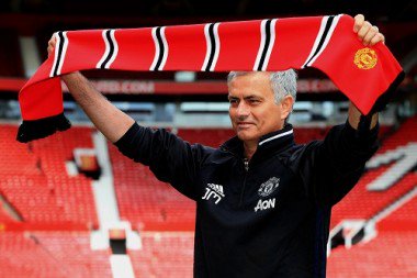 Primaonline's tweet photo. Grazie a @FabRavezzani @Ibra_official e Mou tornano in Italia. I Red Devils su Telelombardia https://t.co/kFYKLZRqBK https://t.co/YHD6mNG1bM