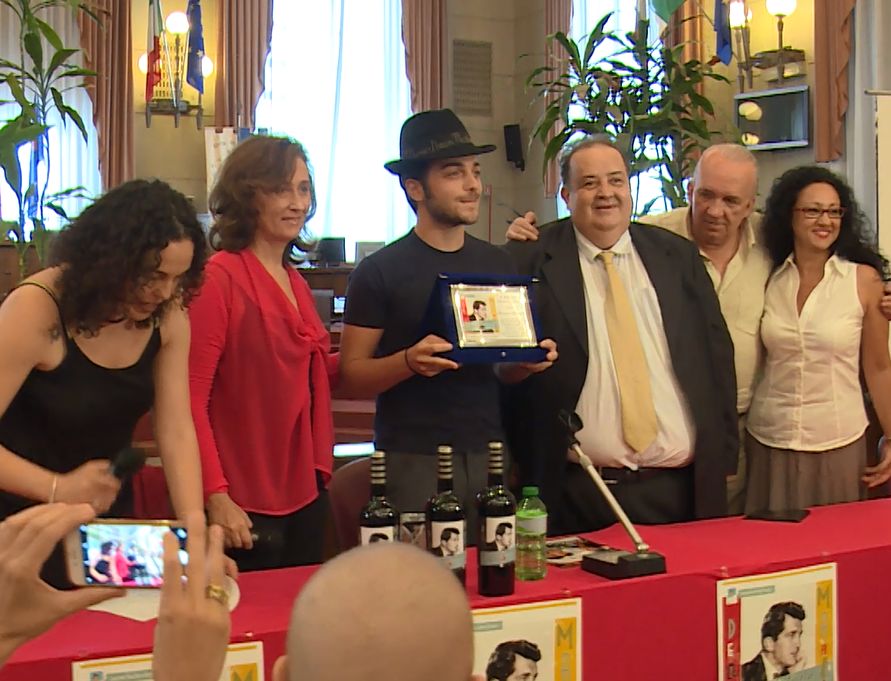 Il_Centro's tweet photo. #Abruzzo #Pescara Premio Dean Martin a @GianGinoble del trio @ilvolo che intona That's Amore https://t.co/VQlIibKJ6Q https://t.co/562EVzmPEJ