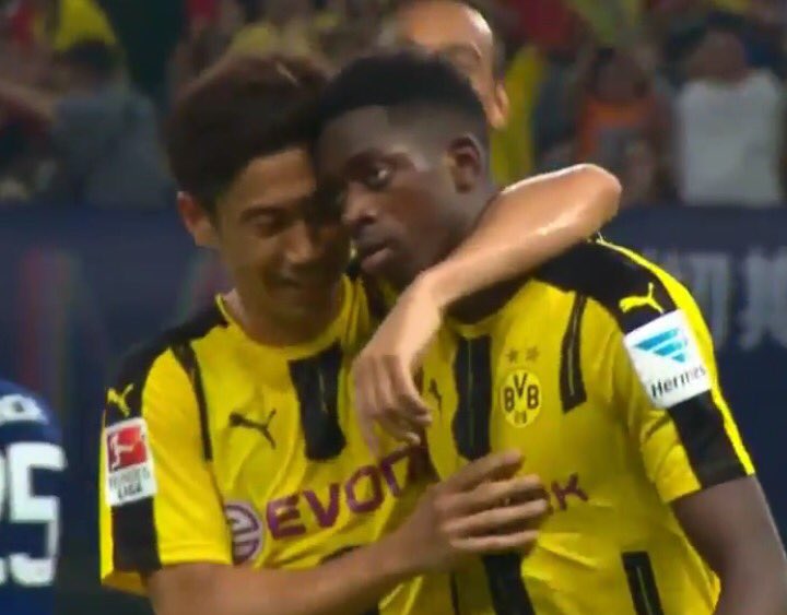 Konbinisports's tweet photo. Dembélé il est déjà lassé de mettre les défenseurs par terre #MUDOR https://t.co/OFvaFxK2pP