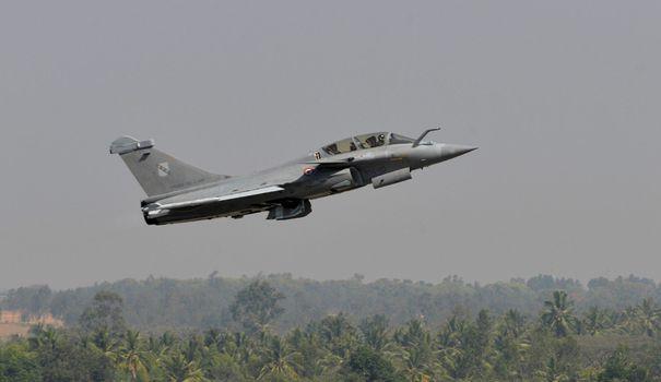 LEXPRESS's tweet image. Un avion de l'armée de l'air indienne disparaît avec 29 personnes à bord ebx.sh/2ahUGn2