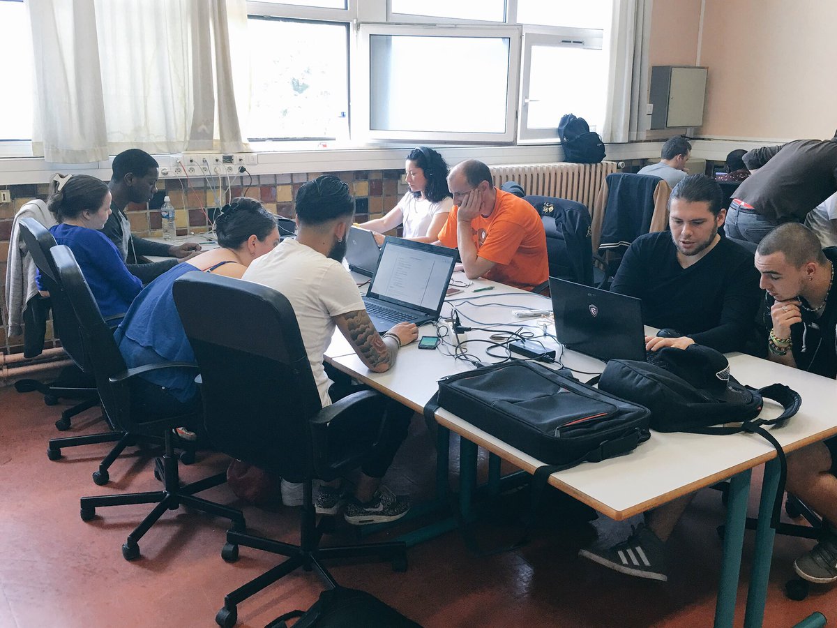 SimplonRoubaix's tweet photo. Les élèves de @E2cGrandLille avec les simploniens après une semaine d'initiation au code informatique @CarolineHe20 https://t.co/JJPrbna2lE