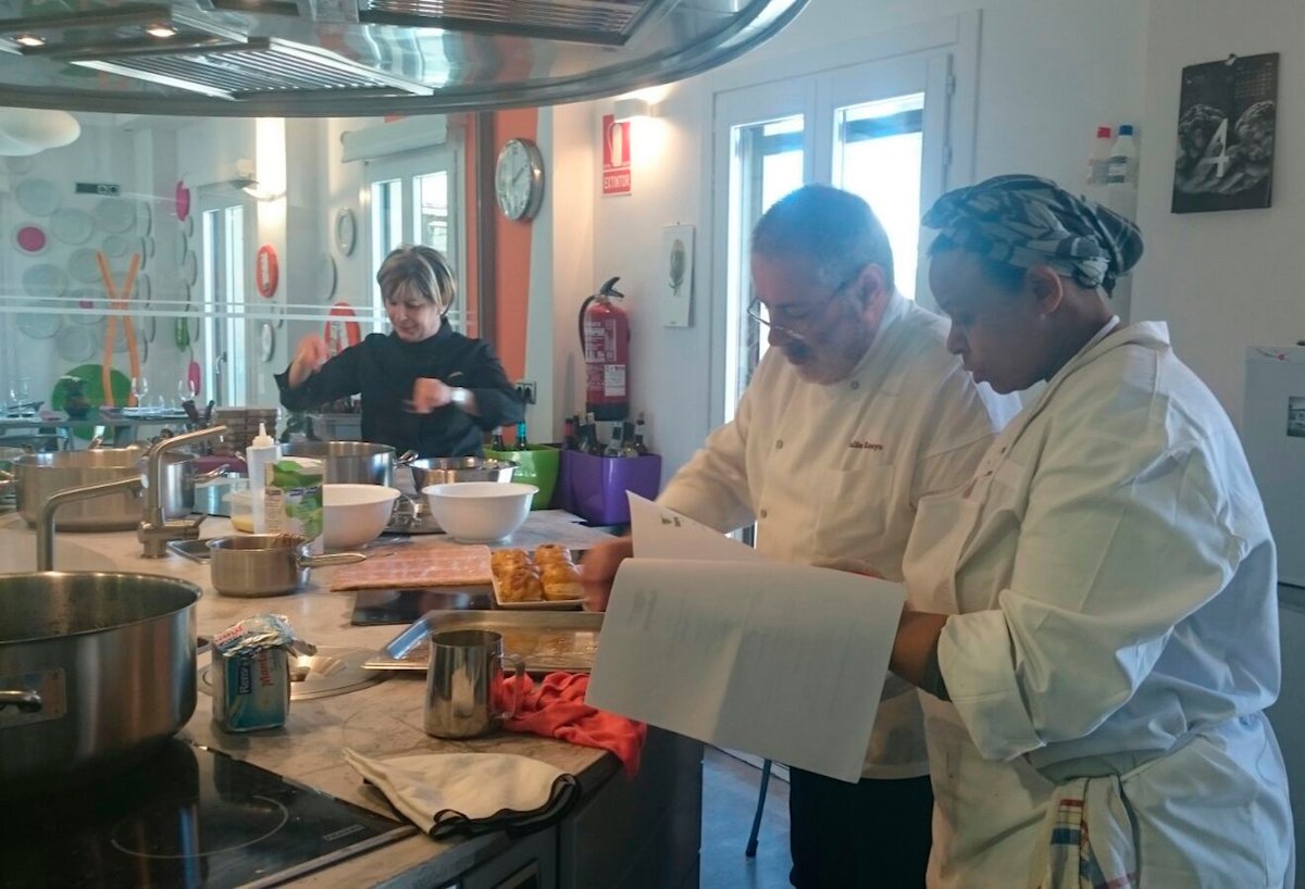 Cucharrena's tweet photo. "La buena comida se anuncia a la nariz desde la cocina".
¿Os llega el aroma? 
#Cucharrena #findeCucharrena https://t.co/y15UytvVxw