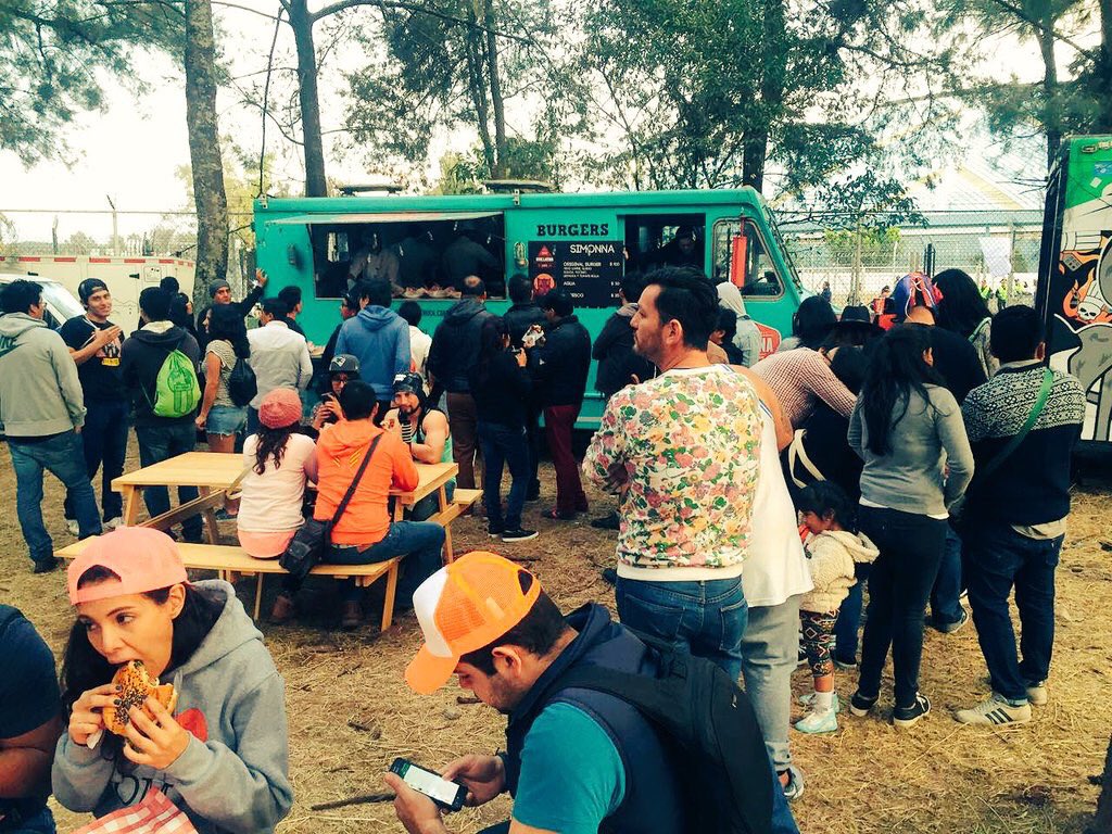 SimonnaFt's tweet photo. Gran #zonadefoodtruck en el @hhfest maΓ±ana #burgers #simonnaft https://t.co/YSL94ThmE8