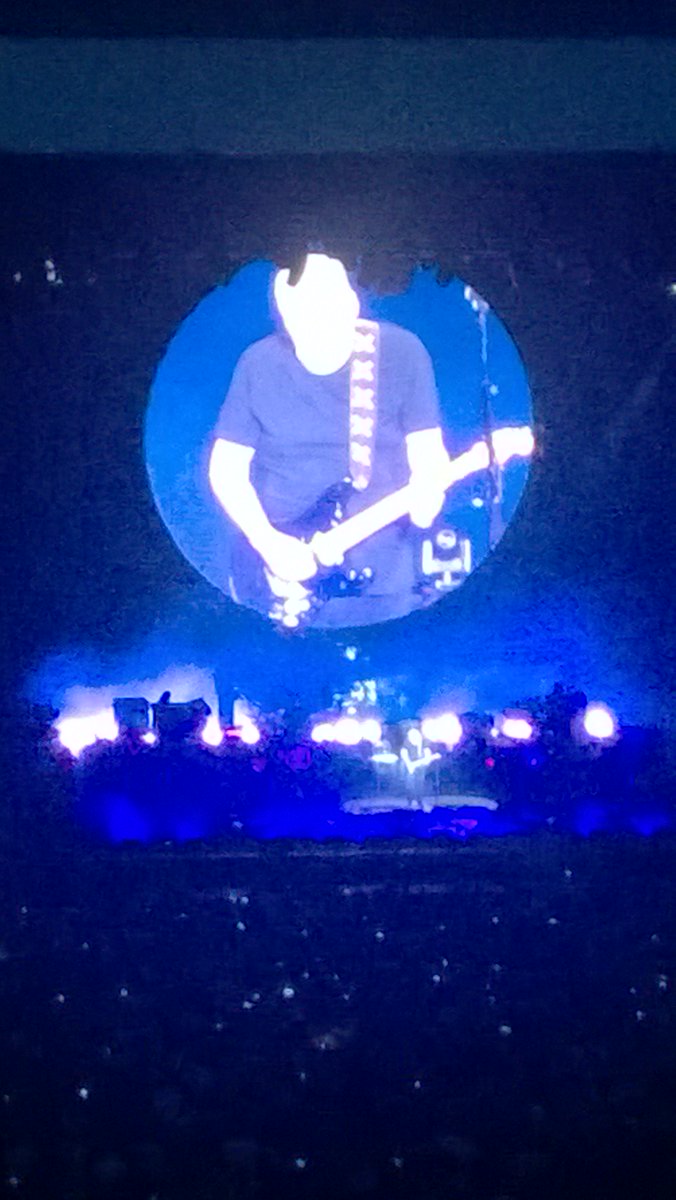 ClaraClaytone's tweet photo. Spent a MAGIC evening yesterday @ArenesdeNimes to #DavidGilmour Live!! What a huge musician that I looove !! Thanx ! https://t.co/Jd7MW2in9a