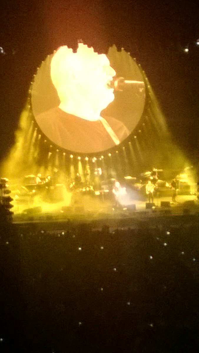 ClaraClaytone's tweet photo. Spent a MAGIC evening yesterday @ArenesdeNimes to #DavidGilmour Live!! What a huge musician that I looove !! Thanx ! https://t.co/Jd7MW2in9a