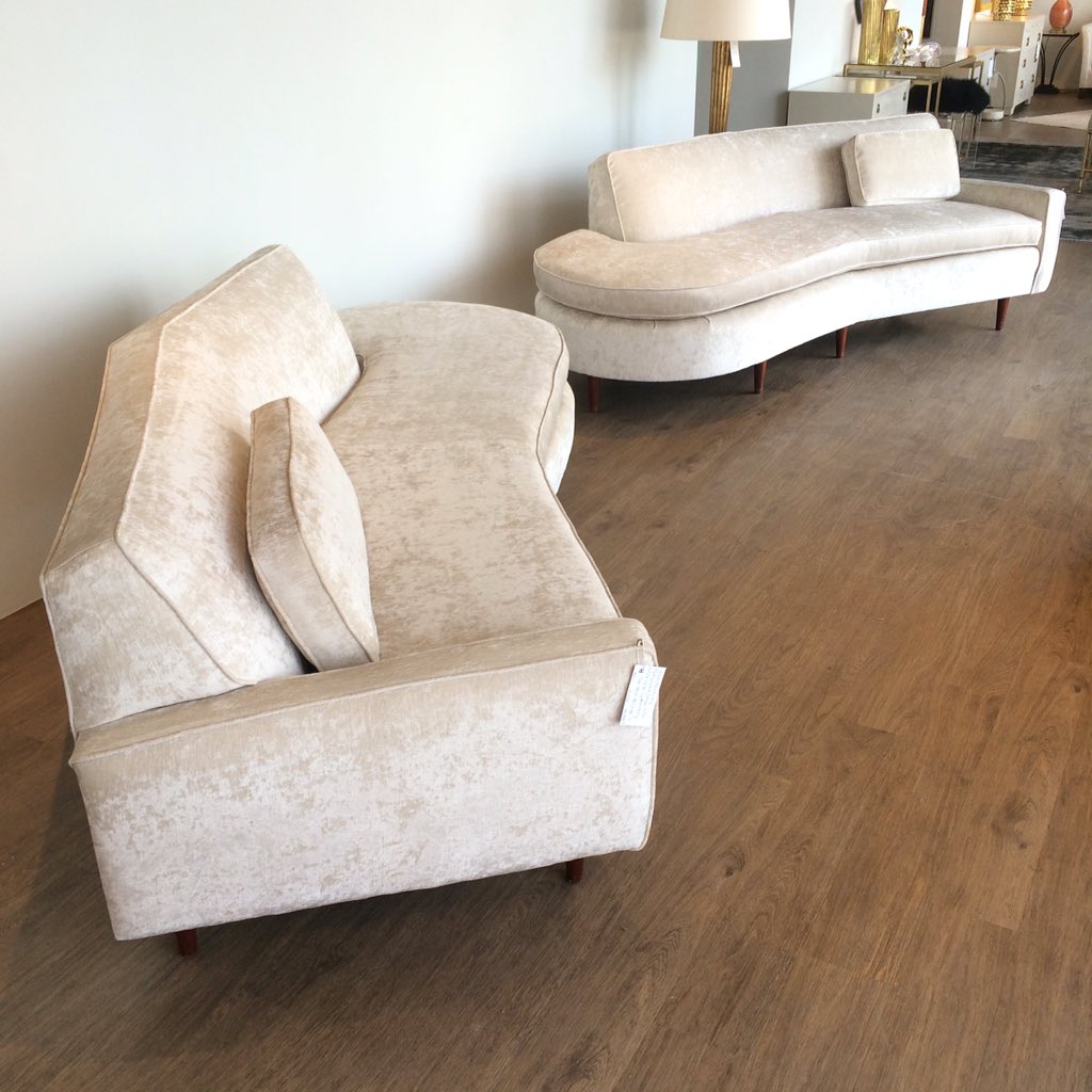 SlateInteriors's tweet photo. New pair of sofas arrived yesterday, these will be fun to style! #slateinteriors #hollywoodglam #charlottenc https://t.co/0EtXjbRceF
