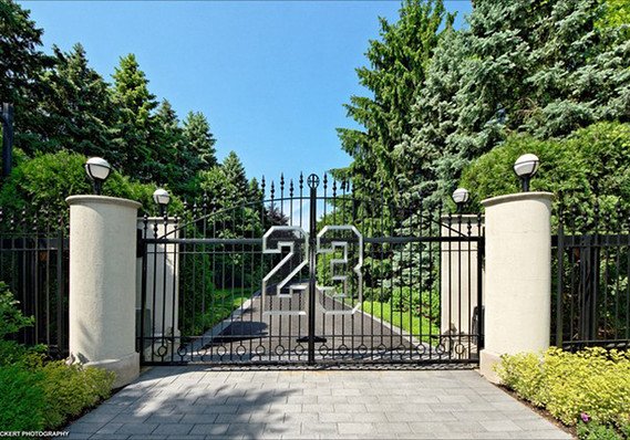 MarketWatch's tweet image. Why Michael Jordan is failing to buy a buyer for his $14.8 million house on.mktw.net/2adQ2d3