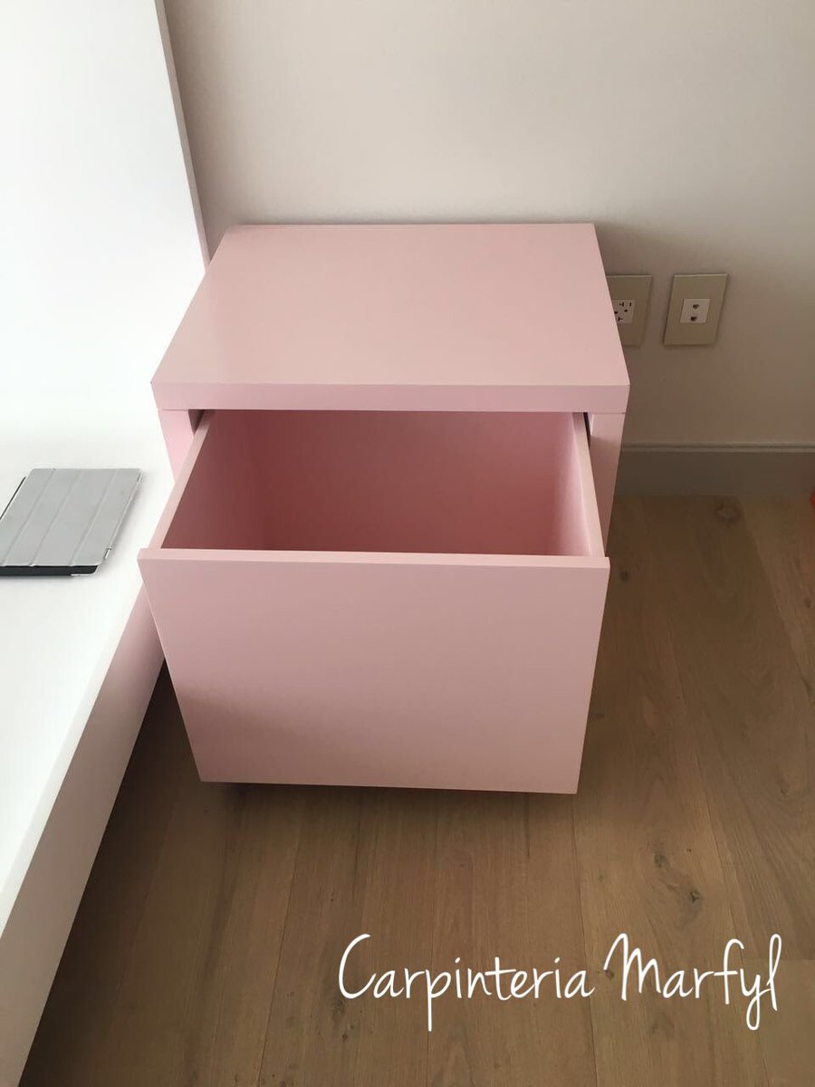 CMarfyl's tweet photo. #Pequeño #Buró con un solo cajón, laqueado en rosa con correderas blum cierre lento. #TodoEnMadera #recamaras #color https://t.co/Zlzk0CTMP5
